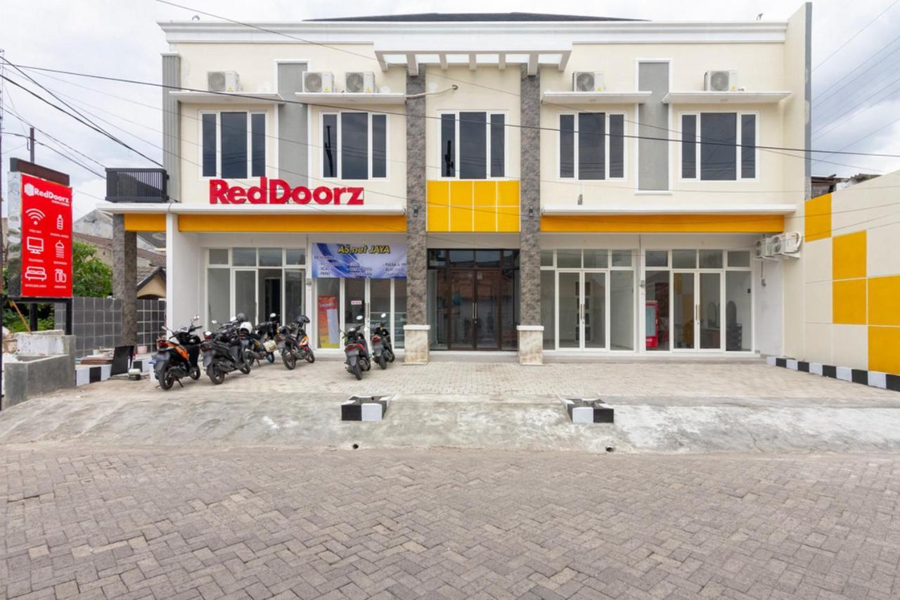 ホテル Reddoorz Syariah @ Kebraon スラバヤ エクステリア 写真
