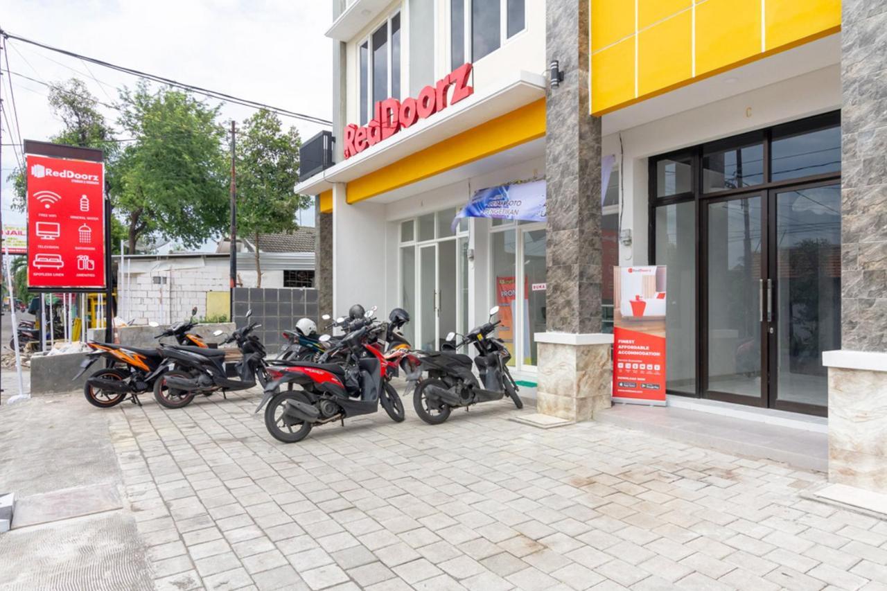 ホテル Reddoorz Syariah @ Kebraon スラバヤ エクステリア 写真