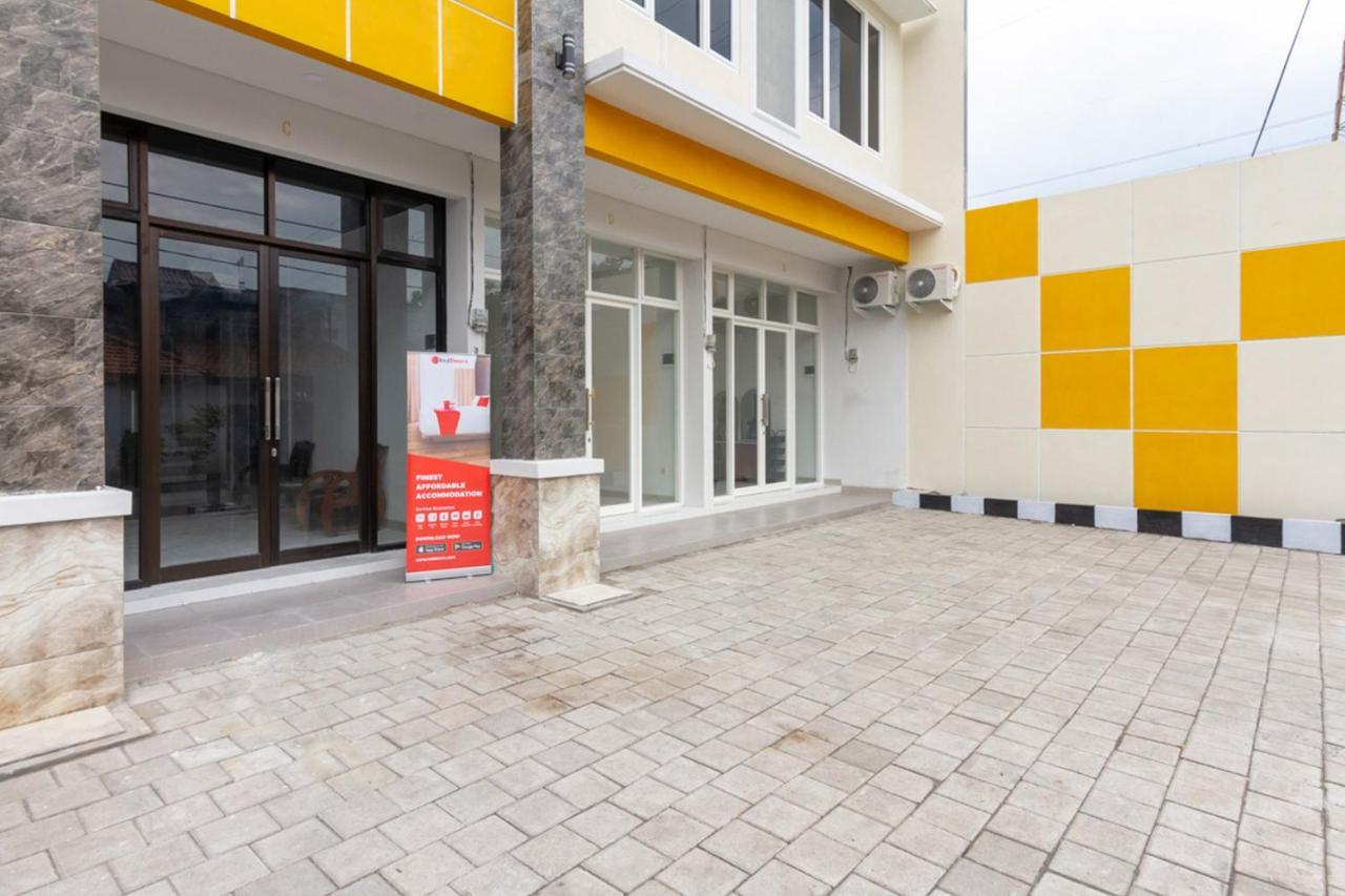 ホテル Reddoorz Syariah @ Kebraon スラバヤ エクステリア 写真